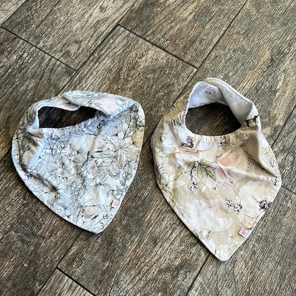 2 bundled drool bibs
